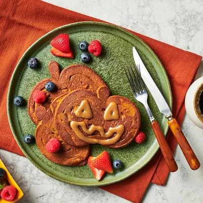 Jack-O'-Lantern Pumpkin Spice Pancakes